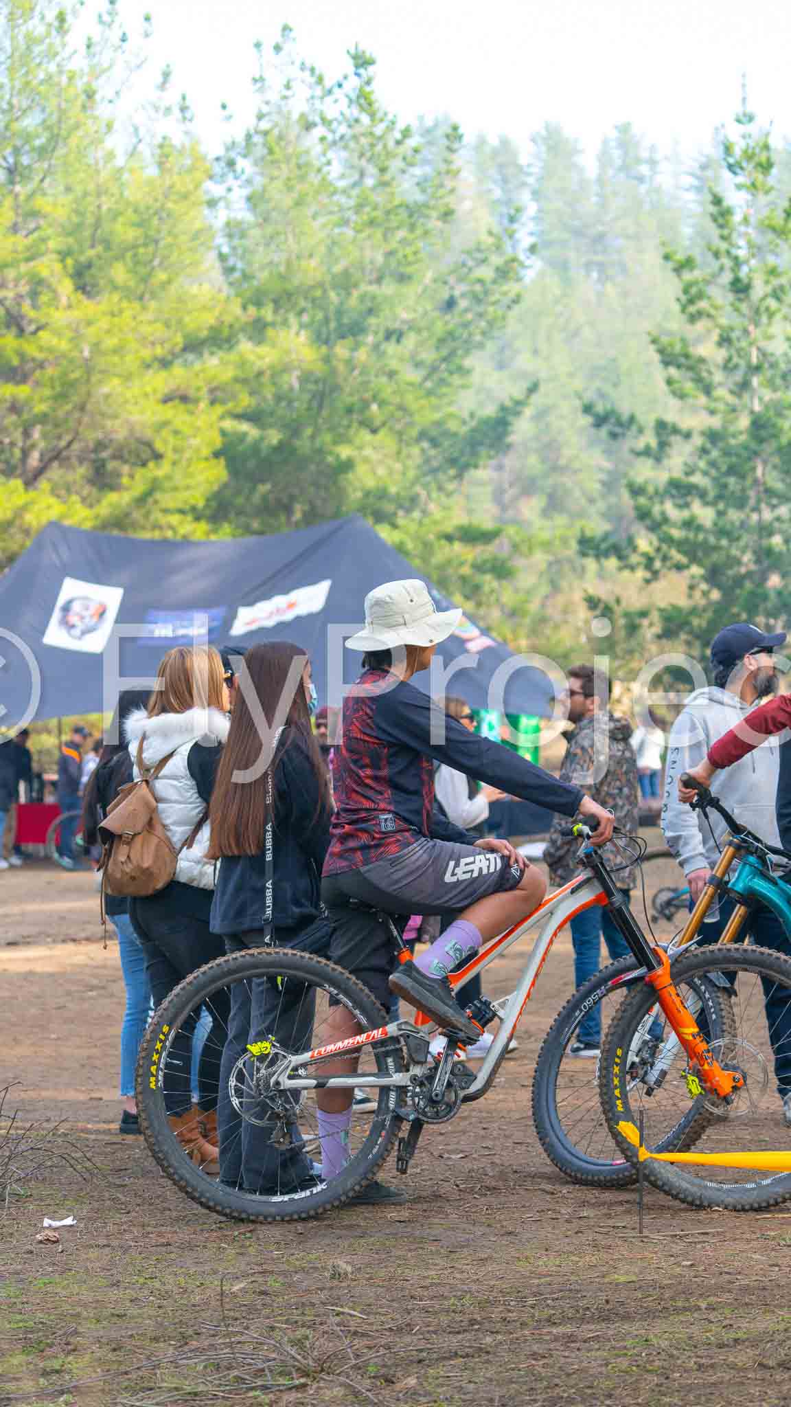 Ducks on Wheels Rider Maxxis Commencal Supreme Dh LEAT