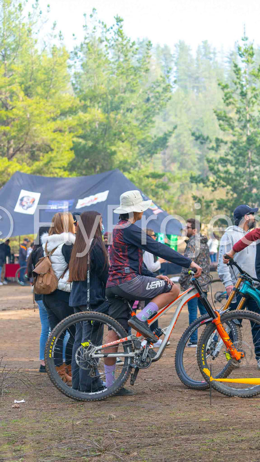 Ducks on Wheels Rider Maxxis Commencal Supreme Dh LEAT